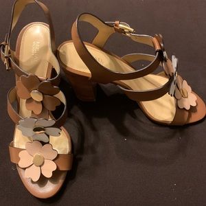 Beautiful flower Michael Kors. Height 3 1/2 l